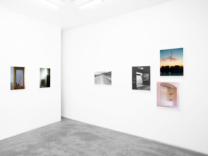 Joel Meyerowitz, Select works, 1962-2019, exhibition view. Courtesy of Huxley-Parlour Gallery