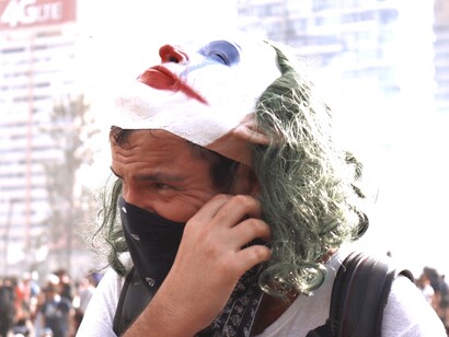 En medio de la protestas