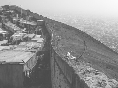 Muro en el barrio San Francisco en Lima, Perú  que separa una de las urbanizaciones más ricas de la ciudad de una de las zonas más pobres