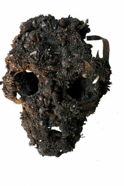 Senza titolo serie Skin, 2010, ferro saldato magneti neodimio e polvere di ferro su tavola, 27 x 27 x 18cm
