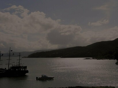Praia em Florianópolis, Santa Catarina, Brasil. Valorizando o produto, pode-se regular a oferta através do aumento dos impostos, permitindo que menos turistas (mais abastados) sustentem mais receitas e lucros. Assim podemos oferecer conforto e preservar a natureza
