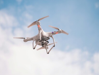 La presenza di droni militari russi nei cieli europei ha spinto i governi e la NATO a rafforzare le misure di difesa e sorveglianza aerea