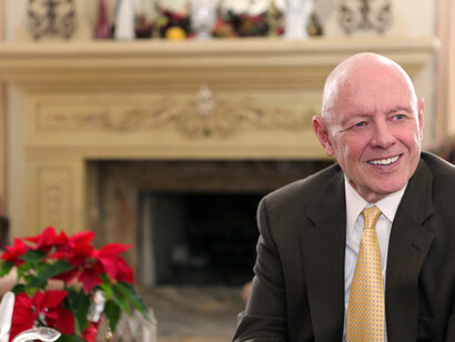 Stephen Richards Covey (Salt Lake City, Utah, EE.UU., 24.10.1932 - Idaho Falls, Idaho, EE.UU.,16.07.2012). Tu trabajo más importante está siempre por delante de ti, nunca detrás de ti