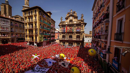 Multitud a la espera del «txupinazo» que marca el inicio de las fiestas de San Fermín, 2023, Pamplona, España