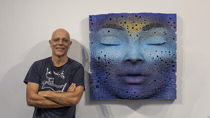 Gil Bruvel junto a una de las máscaras de la serie «Bending the Lines»