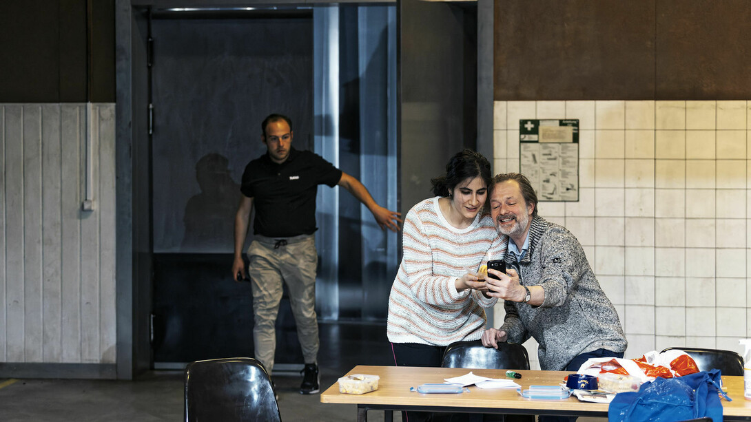 Beyond caring. Mit freundlicher genehmigung des Schaubühne am Lehniner Platz