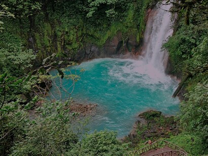 Rio Celeste, na Costa Rica. Foto cortesia de Marcelo Hayashida. É um verdadeiro santuário de ecossistemas diversos: florestas tropicais densas, vulcões imponentes, rios cristalinos que serpenteiam entre a vegetação e as misteriosas florestas nubladas, chuvas delicadamente intensas, onde a vida selvagem pulsa a cada passo