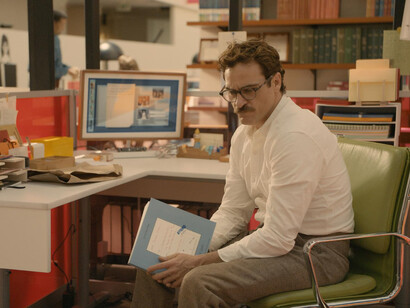 A diferencia de las narrativas distópicas como Terminator o Matrix, Her explora una IA que no busca el control ni la destrucción, sino que evoluciona hasta superar la necesidad de la interacción humana, lo que deja al protagonista enfrentando su propia soledad