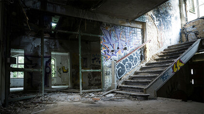 Casa abandonada.  É assim que entro no prédio abandonado, como se colocasse a chave na fechadura que não existe