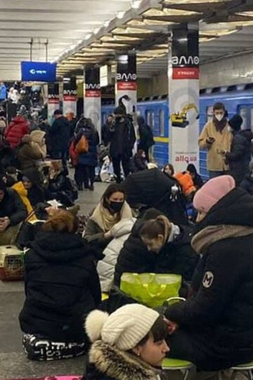 Menschen in einer U-Bahn-Station während der russischen Invasion, Kiew, Ukraine, 2022