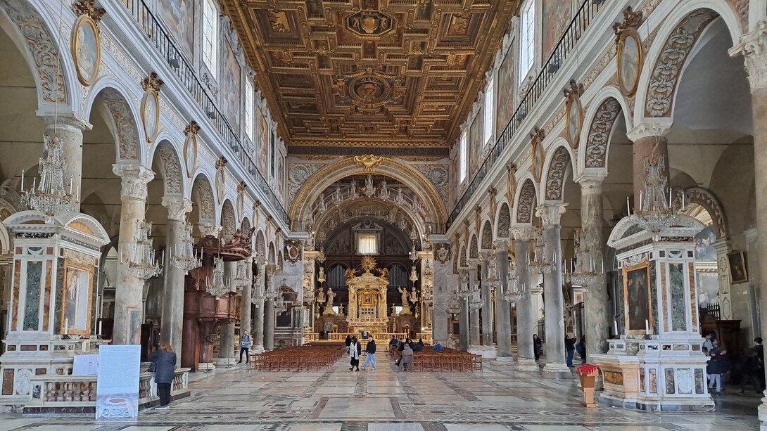 Roma, Italia, Basilica di Santa Maria in Aracoeli, L’interno verso il presbiterio, ph. Roberto Luciani
