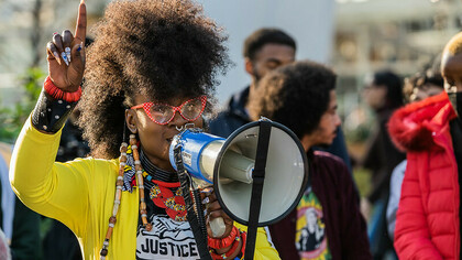 Ativistas do Climate Reparations Bloc e do Defund Climate Chaos se preparam para uma manifestação em 2022. Há várias organizações que militam a favor das mais diversas causas, em prol da defesa do ambiente, das crianças, das mulheres, das pessoas com deficiência, que precisam sempre da adesão e do apoio 