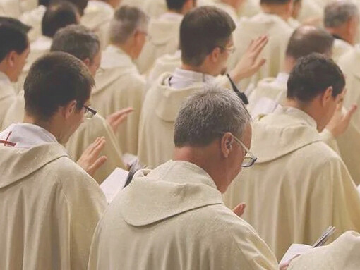 Ceremonia de ordenación de sacerdotes de la Iglesia católica, en la que presentan sus votos, incluyendo el de castidad