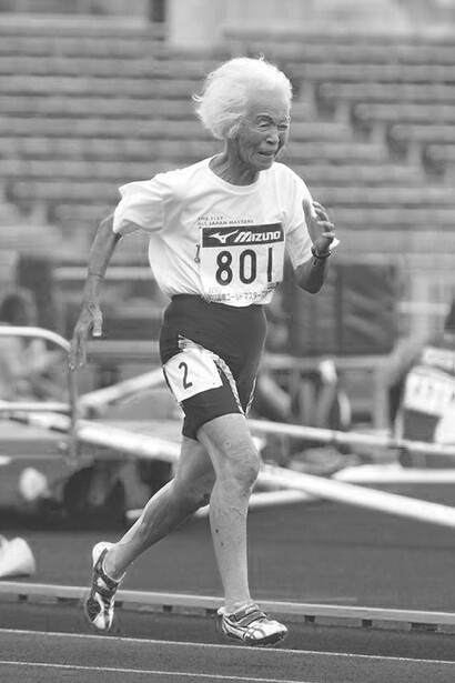 Morita Mitsu cumplió 90 años el 29 de junio de 2013 y al día siguiente corrió 200 metros en 55.62 segundos