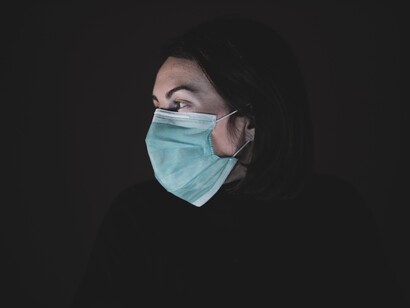 Mulher utiliza máscara contra o Covid 19