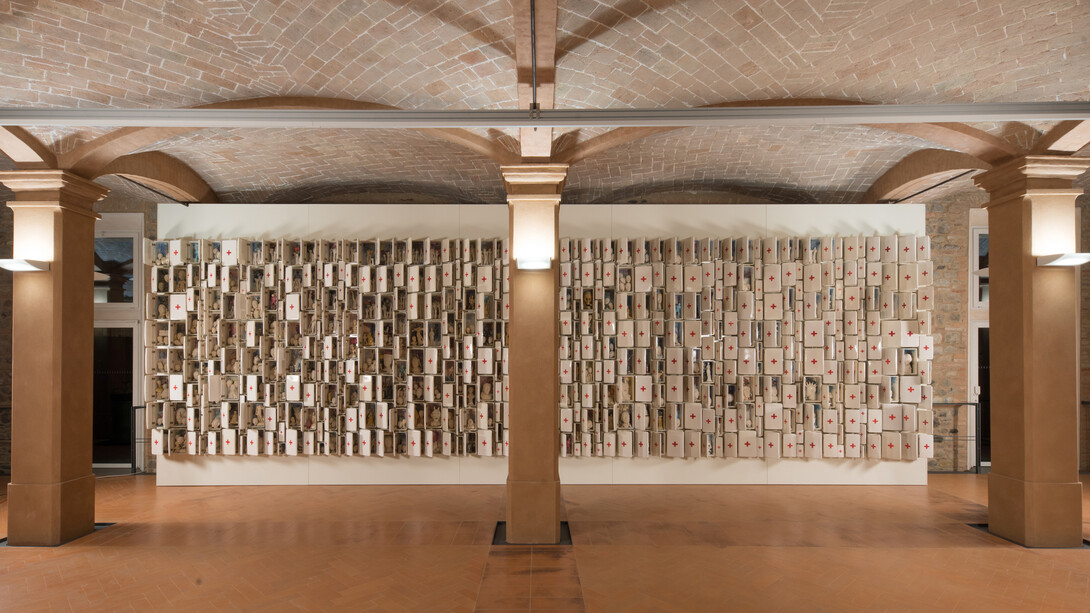 "Composizione non finita-infinita”, 2009, ceramica policroma, cm. h. 285 x 1000 x 27