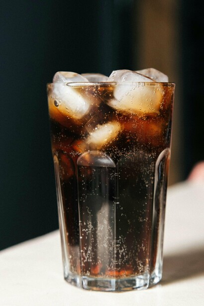 Depois vem o ar, ou a ausência dele. Não é o calor que me incomoda mais. O calor até pode ser tolerável… é o “ar abafado”. Estar num sítio onde o ar não circula é como estar a tentar ler um livro numa língua que não se compreende. O corpo sente-se prisioneiro, os pulmões em greve. É uma espécie de claustrofobia invisível, onde o que falta não é o espaço, mas oxigénio