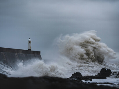 Dans un monde traversé par des forces qui nous dépassent, apprendre à tenir, à observer et à s’orienter devient une nécessité
