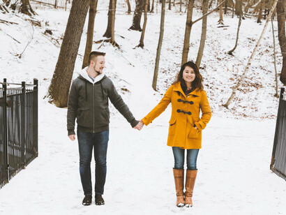 Coppia di innamorati passeggiando nella neve: la felicità è amore e l’amore è felicità