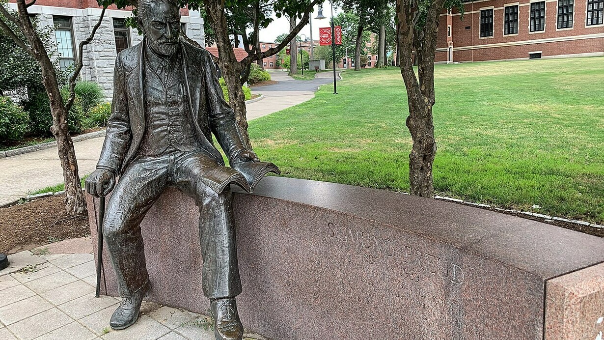 Estatua de Freud en la Universidad Clark, Worcester, Massachusetts (EE. UU.)