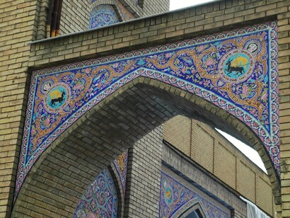 Il palazzo combina elementi dell'architettura persiana tradizionale con influenze europee, riflettendo il gusto cosmopolita dei sovrani Qajar 