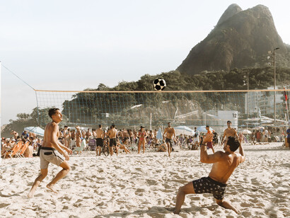Sol, praia, calor, vegetações e pontos turísticos com vistas lindas em Rio de Janeiro, Brasil
