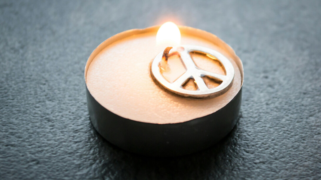 Eine Kerze und das Friedenszeichen von Gerhard Holtom