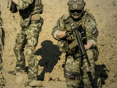 Soldados em combate. Após 3 anos de invasão da Ucrânia pela Rússia ("Operação Militar Especial na Ucrânia" iniciada em 24/Fev/2022), tudo parece encaminhar-se para novo e semelhante acordo promovido por um subscritor (EUA) do memorando de Budapeste. O invadido, o outro subscritor do Memorando de Budapeste e demais aliados não são convidados para as negociações