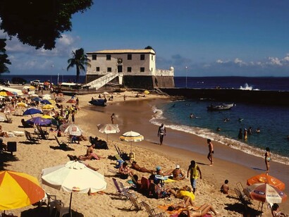 Praia do Porto da Barra, em Salvador, Bahia, Brasil. As barracas das festas populares e do Carnaval, com suas mesas e cadeiras de madeira pintadas em mosaicos de cores diferentes que eram instaladas nas ruas. A escolha das cores muitas vezes era referência a cor do Orixá guia do seu proprietário. Não existem mais! 