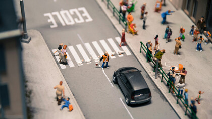 Uma cidade construída com brinquedos. Infantil, porque não percebe, ou ainda não consegue e, por vezes não quer, autocriticar-se