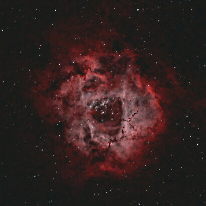 Resplandece en el fondo la vía láctea, primero chiquita, cada vez más grande, se acerca a nosotros. Varios cuerpos celestes realizan una danza lenta, un apareamiento circular, un coqueteo que no se concreta