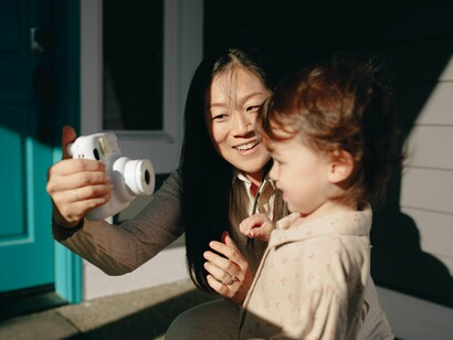 Mãe tira foto de sua bebê. Uma boa relação entre pais e filhos é premissa para o desenvolvimento de memórias autobiográficas ricas e saudáveis, que se estendem até a fase adulta.  São elas que moldam o nosso “eu”, bem como nossos pensamentos, sentimentos e emoções