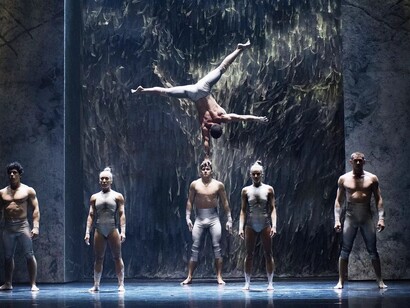 Recirquel Cirque Danse di Budapest, Solus amor. Un balletto aereo dal vivo nel quale i performer fluttuano sospesi con grazia e poesia consegnando agli spettatori la meraviglia  