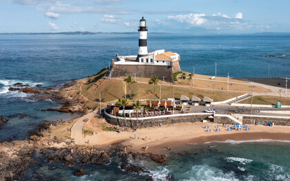 Forte de Santo Antônio da Barra, Salvador, Bahia, Brasil. Desde os primeiros anos da colonização, a construção de fortes foi uma resposta estratégica às ameaças externas e internas que o território brasileiro enfrentava. A presença de corsários e invasores europeus, aliada a conflitos com populações indígenas, exigiu a criação de estruturas defensivas robustas que garantissem a segurança dos colonos e a manutenção do domínio português