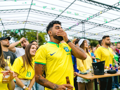Torcedor acompanha jogo do Brasil. Nestes últimos tempos, observamos partidas serem interrompidas por conta de gritos homofóbicos, xenofóbicos e/ou racistas
