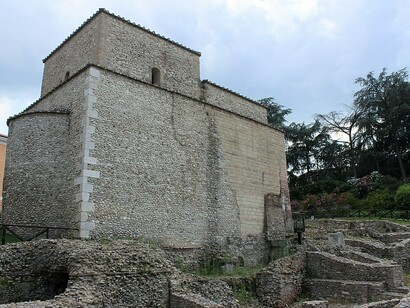 Chiesa di Sant'Ilario a Port'Aurea a Benevento, Campania, Italia. Chiesa di Sant'Ilario a Port'Aurea: un gioiello longobardo recuperato