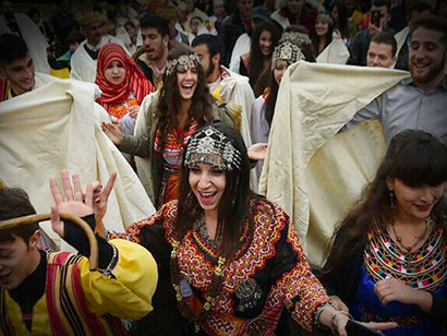 Mujeres amazigh: las conquistas de las mujeres se han visto debilitadas tras la toma del poder por los islamistas, y su confirmación tras la elección del actual presidente, que aboga por el fortalecimiento del modelo patriarcal, y que considera la igualdad de género incompatible con la religión
