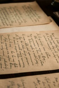 Páginas escritas à mão. É aqui que entra o grande protagonista dessa história: a escrita. Sem a habilidade de registrar pensamentos, descobertas e observações, cada nova geração estaria condenada a reinventar a roda. Não haveria base sólida para a inovação, não haveria memória coletiva que pudesse impulsionar o progresso. A escrita é a espinha dorsal da nossa civilização, a ferramenta primordial que nos permitiu construir o edifício complexo e maravilhoso que chamamos de humanidade