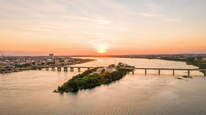 Rio São Francisco conectando Petrolina e Juazeiro