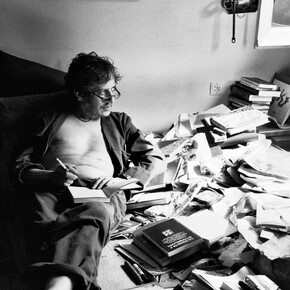 Osvaldo Lamborghini in his apartment in Carrer Berna, Barcelona (1983). Photo: © Hanna Muck