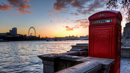 Londres. Una cabina telefónica junto al Támesis