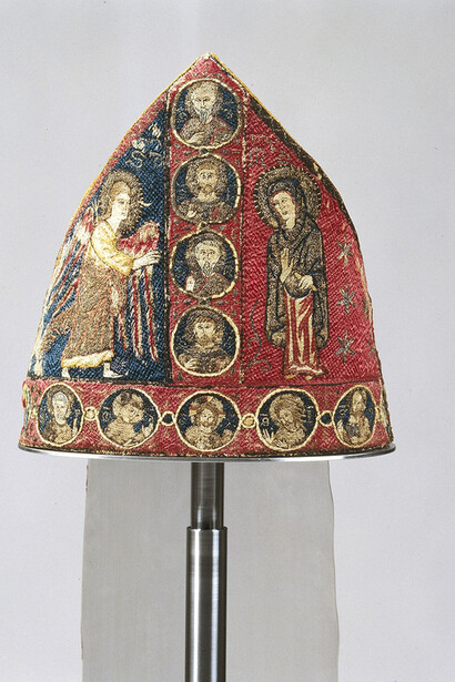 Textiles and Jewellery. Courtesy of GNM 