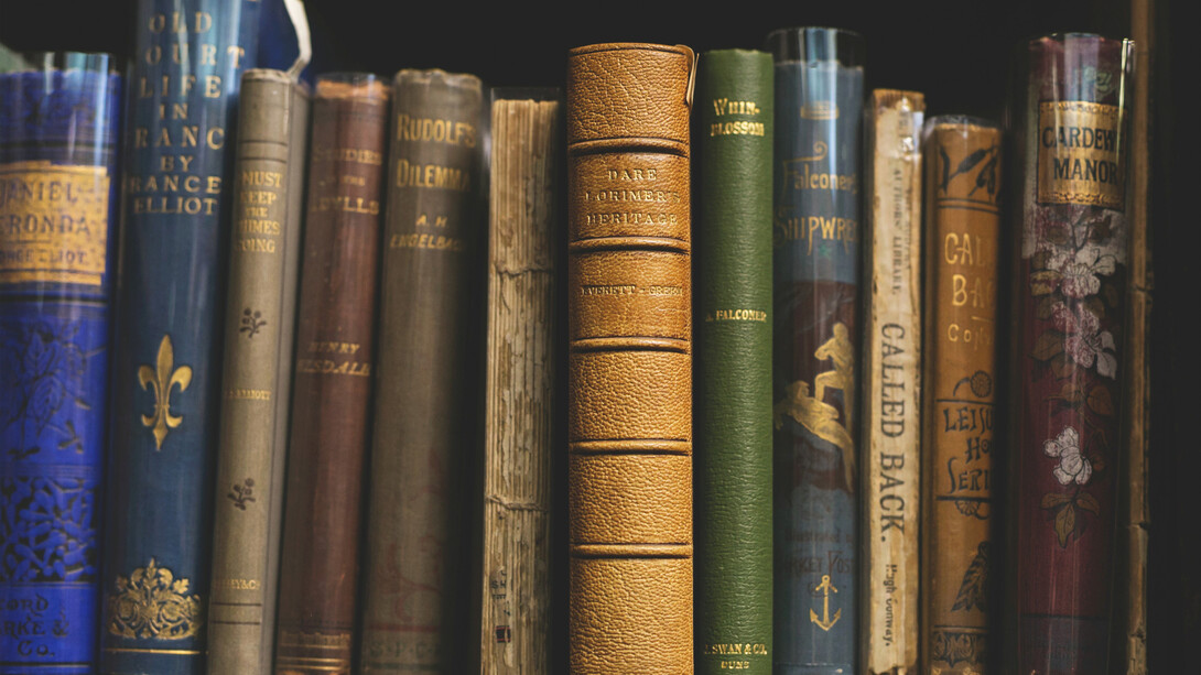 Livros. Em 26 de março de 1487 foi impresso o primeiro livro em Portugal, o Pentateuco, em hebraico