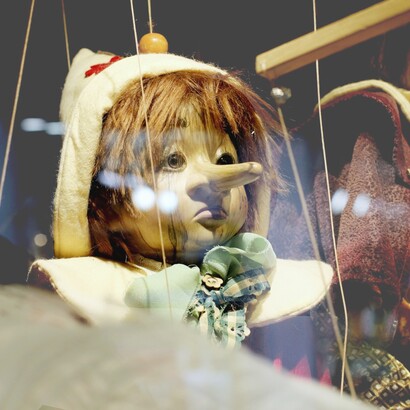Tra memoria, innovazione e sostenibilità, il teatro di figura può continuare a parlare al presente solo se saprà reinventarsi, restando fedele alla sua vocazione più profonda: creare relazione, immaginazione e comunità