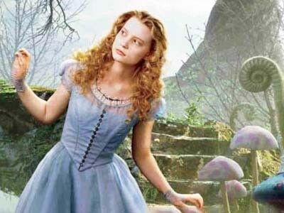 Quando Alice arriva alla sua tavola, il Cappellaio lamenta che il suo orologio va indietro di due giorni