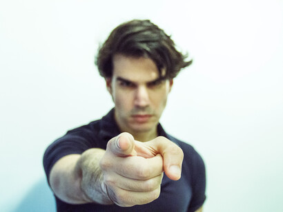 Comportamento aggressivo: colui/colei che attua questo tipo di comportamento comunicativo è propenso ad un atteggiamento fisico propenso in avanti e sguardo aggressivo