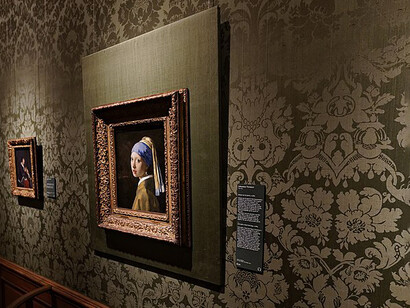 Ragazza con l'orecchino di perla, (ca. 1665), di Johannes Vermeer (1632-1675). Mauritshuis, Sala 15, L'Aia, Paesi Bassi. Il silenzio, l’intimità e la parsimonia dei gesti presenti nelle situazioni dipinte da Vermeer spingono l’osservatore ad abbassare la voce per non disturbare, a contemplare più che a pensare, a partecipare più che analizzare