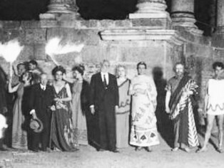 De izquierda a derecha: el arqueólogo José Ramón Mélida, Margarita Xirgu, Miguel de Unamuno y los actores Amalia Sánchez Ariño, Enrique Borrás y Alberto Contreras en el estreno de «Medea» en Mérida, 1933 