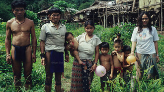 Famiglia semi-nomade della tribù dei Punan. 
