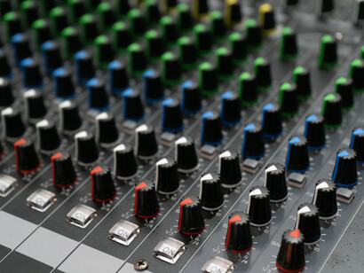 Testei Suno e fiquei impressionado com como a IA pode criar músicas realistas, recriando vocais e arranjos de forma surpreendente